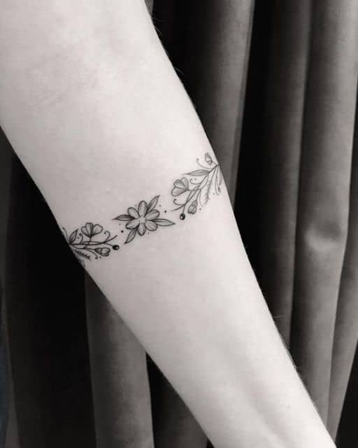 tatuagem bracelete floral