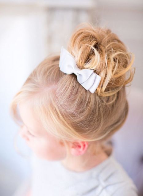 Penteado infantil para o Carnaval: coque alto enfeitado