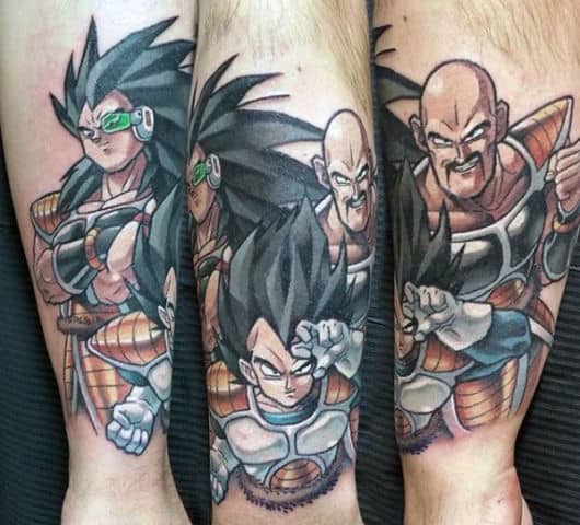 braços com tatuagem de anime