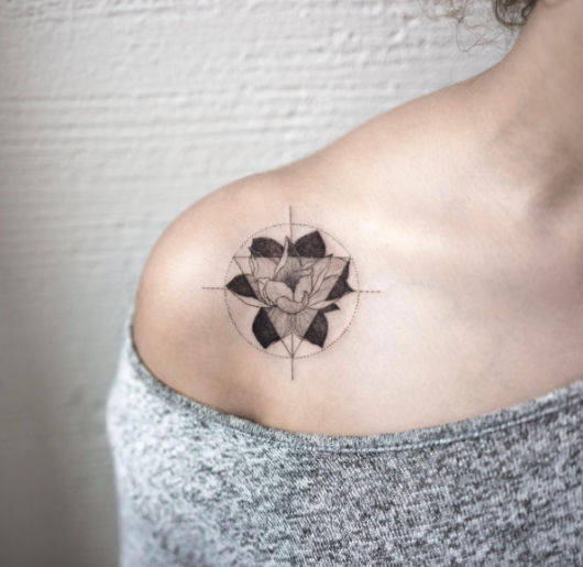 tatiagem delicada flor de lótus