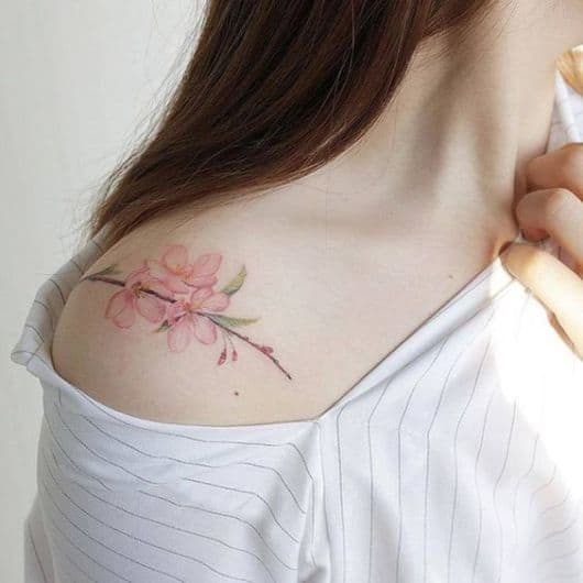 tatuagem delicada flor de cerejeira