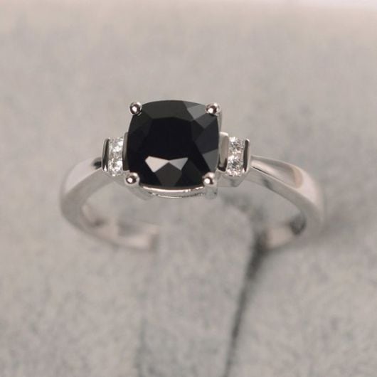 anel com pedra preta