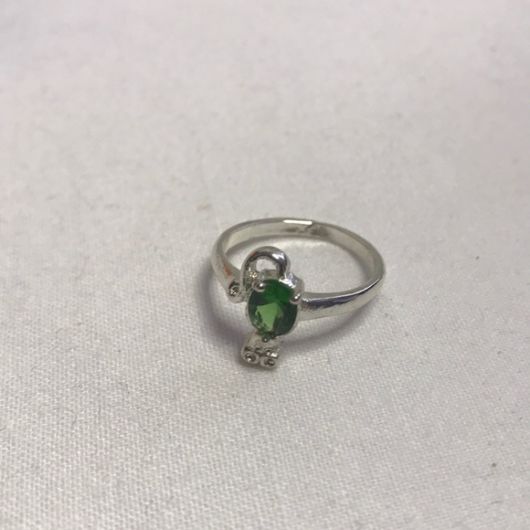 anel com pedra verde