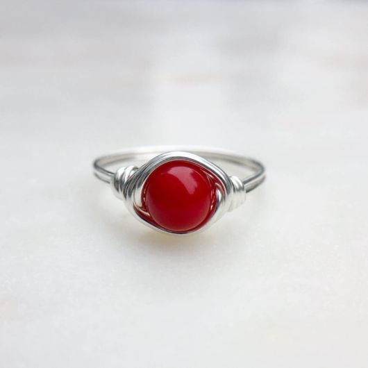 anel com pedra vermelha