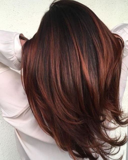 cabelo com luzes avermelhadas
