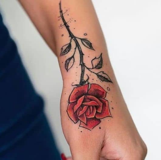 tatuagem rosa vermelha