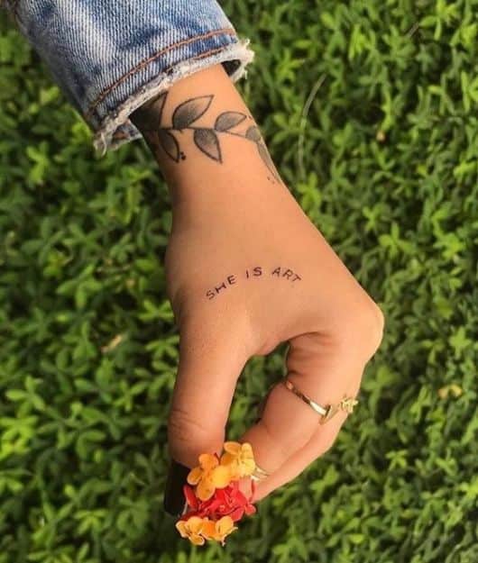 tatuagem na mão feminina frases