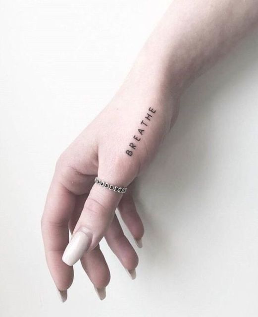 Tatuagem na mão feminina – 66 Ideias lindas para você se apaixonar!