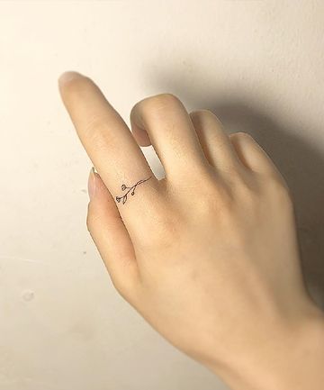 tatuagem delicada dedo