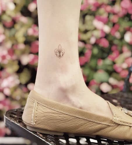 tatuagem delicada no tornozelo