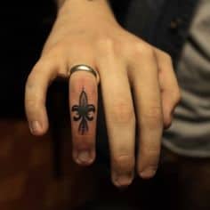 tatuagem pequena no dedo