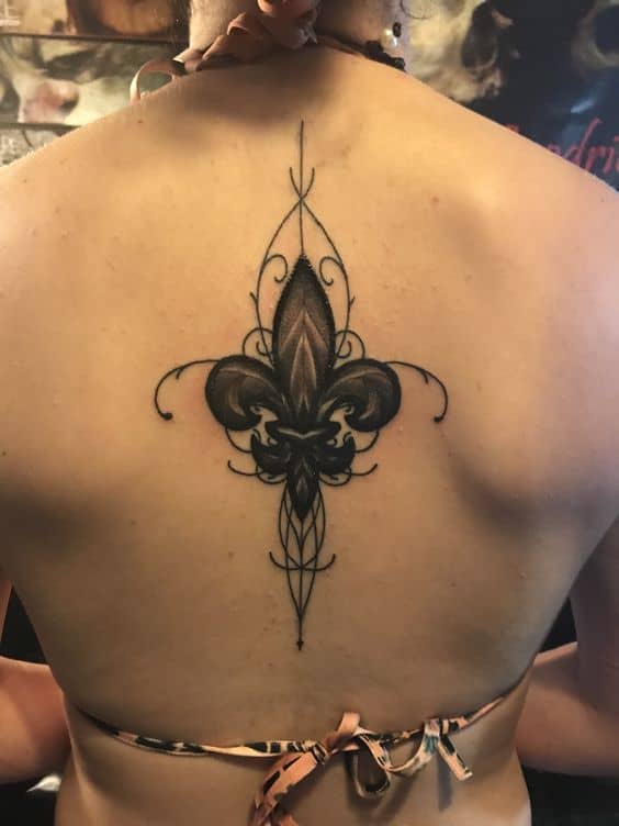 tatuagem grande flor de lis