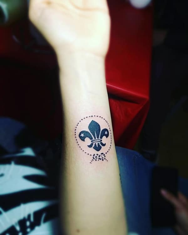 tatuagem com símbolo dos escoteiros