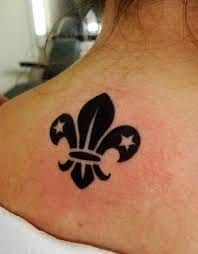 tatuagem de escoteiro nas costas