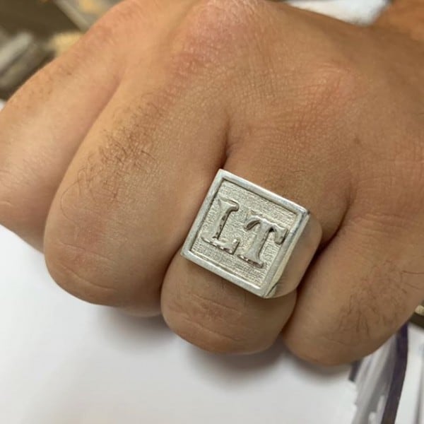 anel de prata com letras