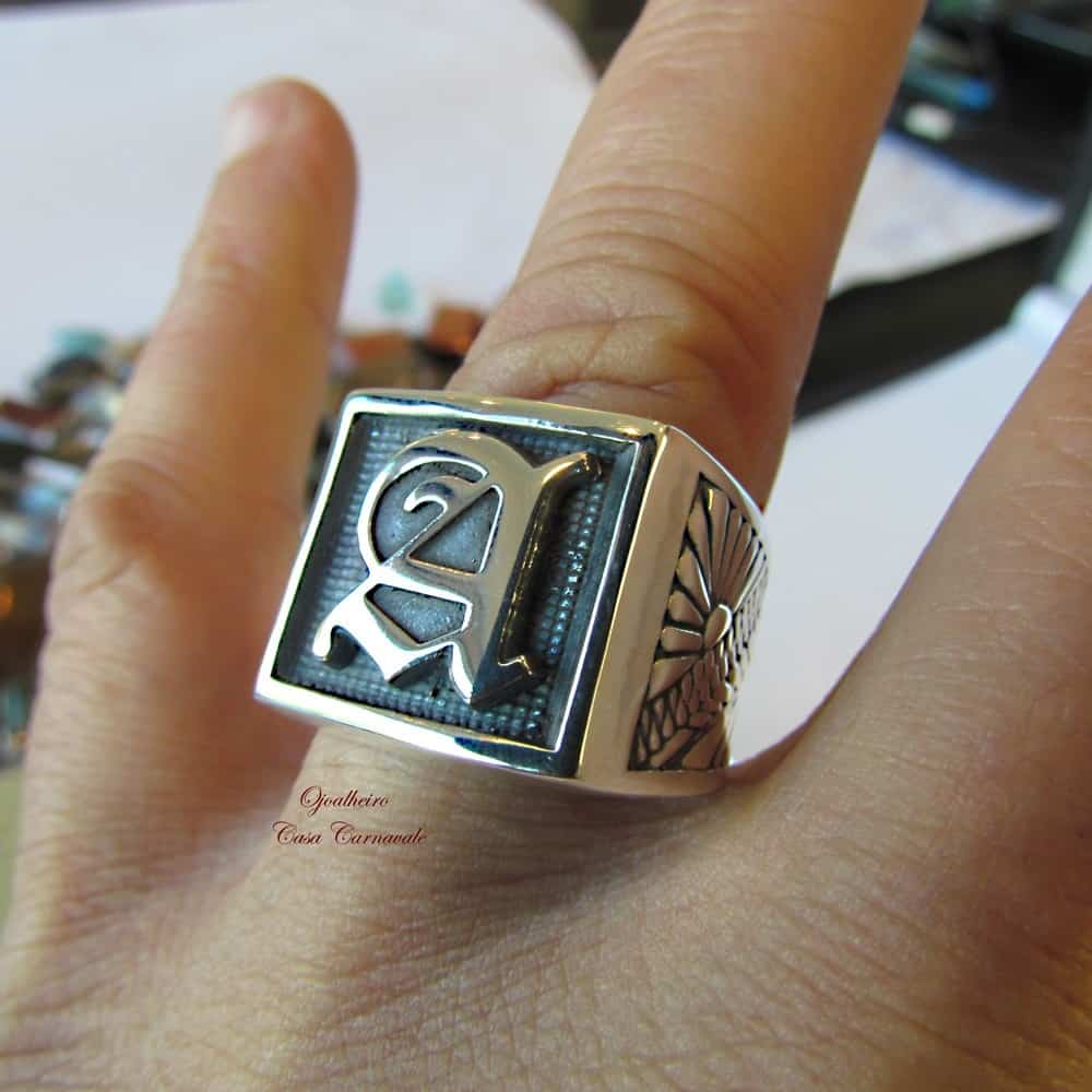 anel de prata com letras