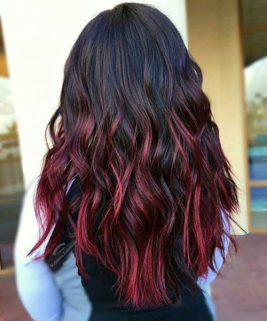 cabelo com pontas vermelhas