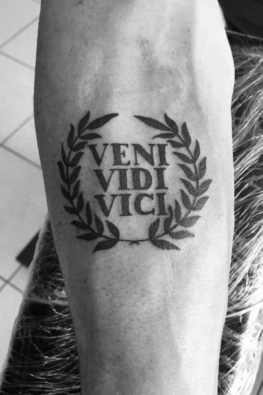 André Winter Tattoo - Veni, vidi, vici é uma expressão em latim