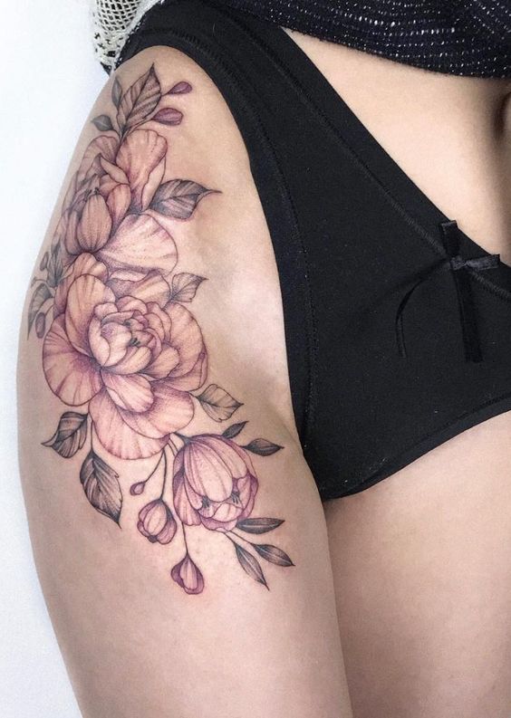 tatuagem feminina na coxa