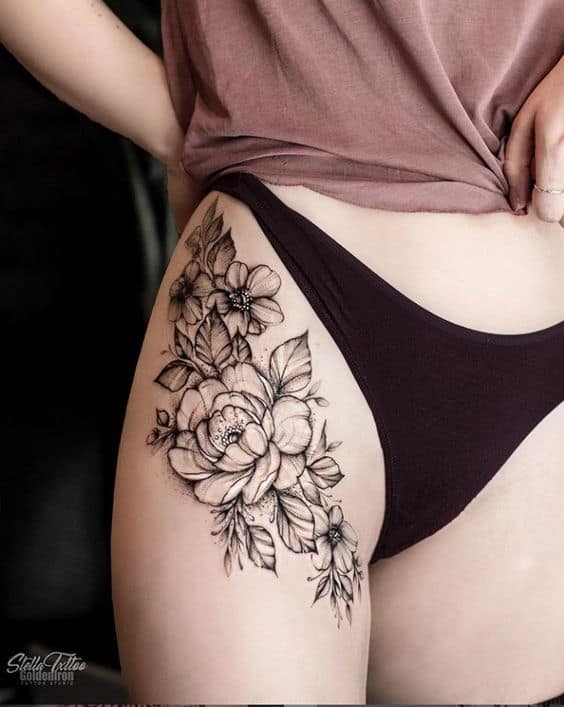 tatuagem de flores na coxa