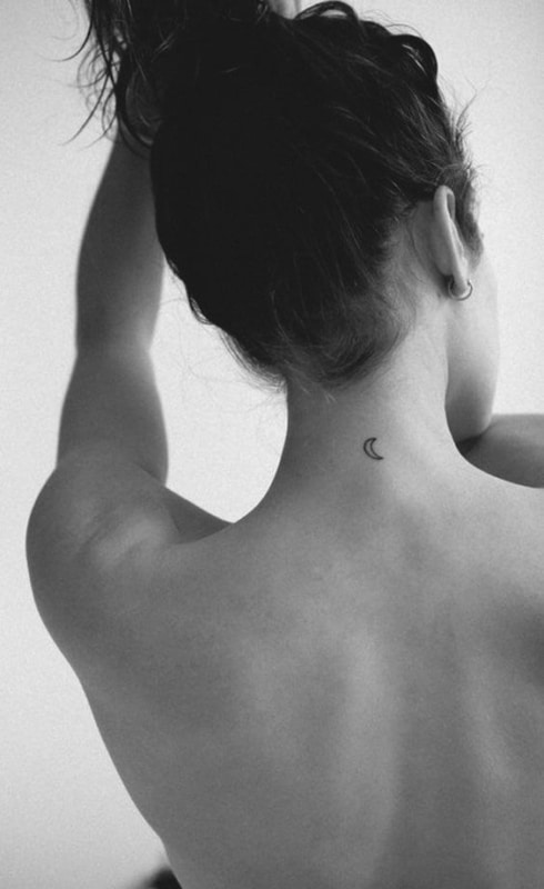 tattoo de lua no pescoço