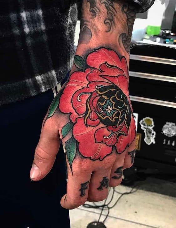 tatuagem masculina na mão