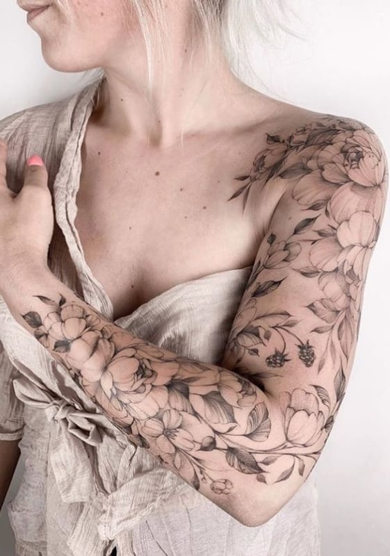 braço feminino fechado tatuagem