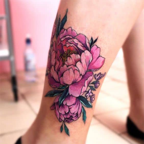 tatuagem de flor na perna