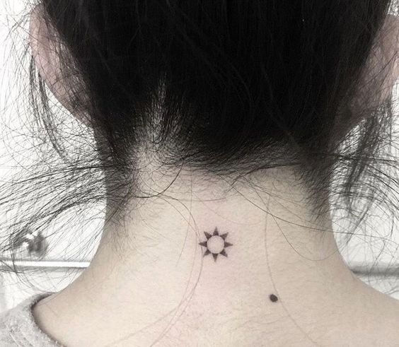 tatuagem de sol no pescoço