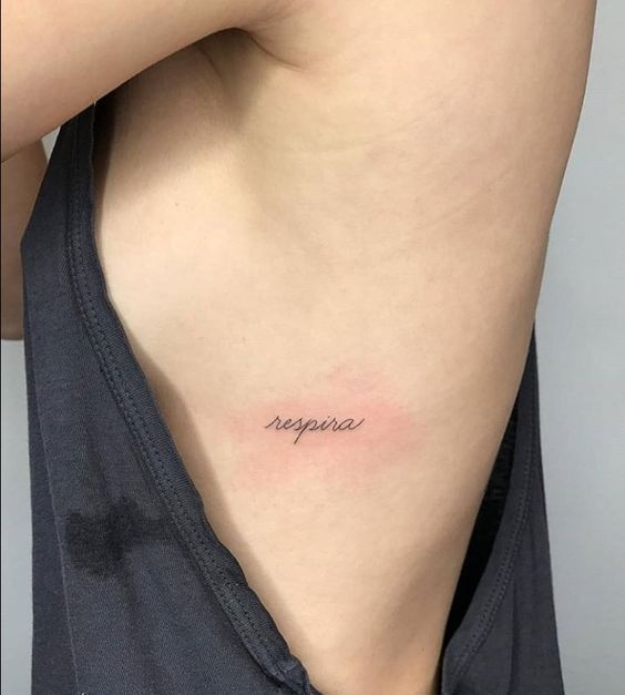 tatuagem escrita na costela