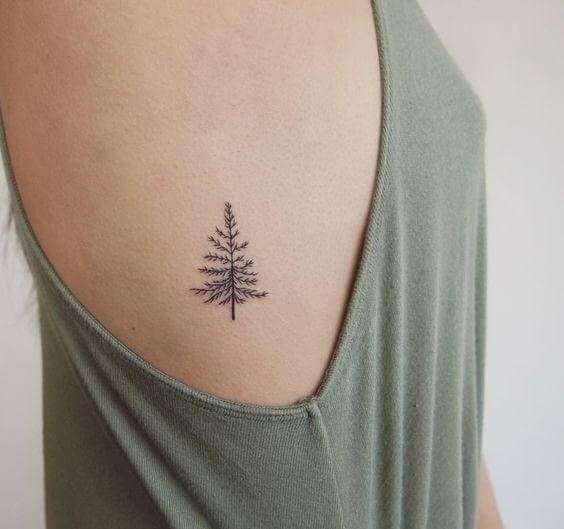 tatuagem de árvore na costela