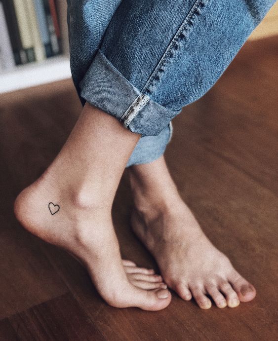 tatuagem de coração no pé
