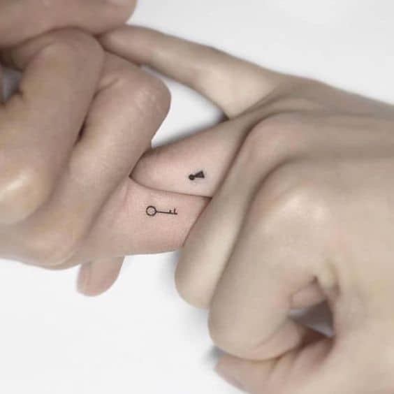 tatuagem de casal no dedo