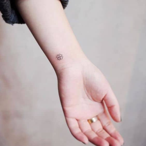 tatuagem trevo no pulso