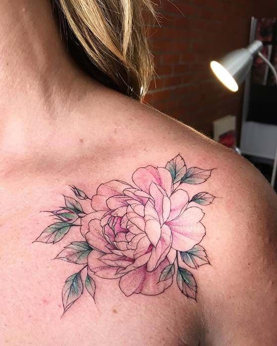 tatuagem de peônia rosa no ombro