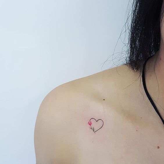 tatuagem delicada no ombro