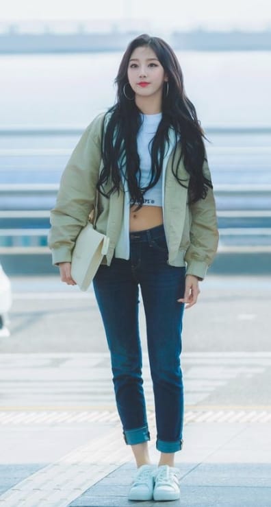 look coreano com calça jeans