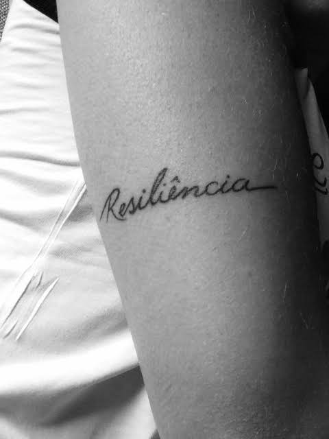 ideia de tatuagem resiliência no braço