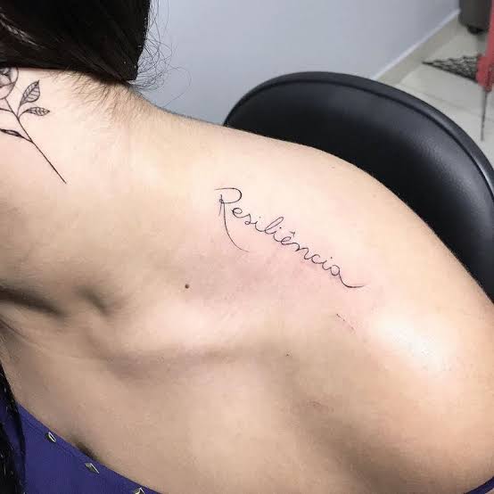 ideia de tatuagem resiliência no ombro