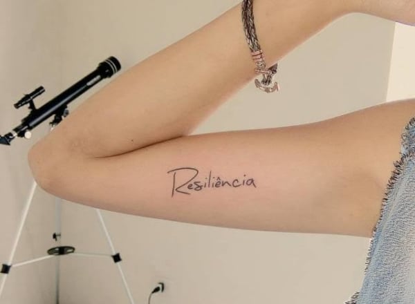 linda tatuagem resiliência no braço
