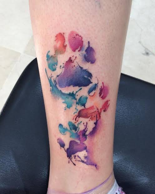 pata de cachorro em tatuagem aquarela