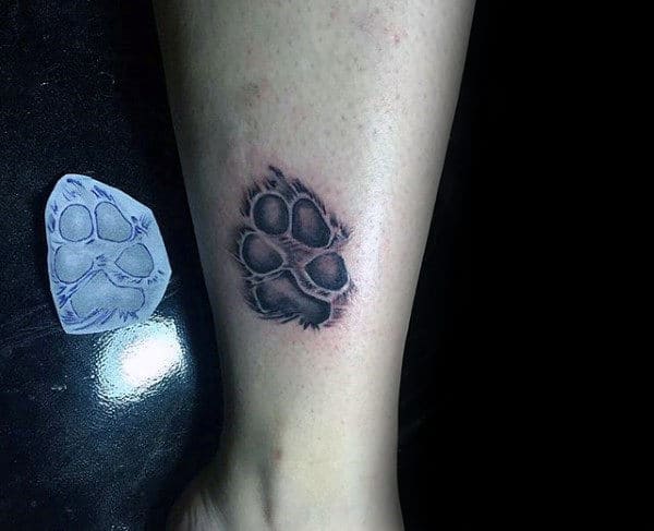 tattoo de pata de cachorro na perna