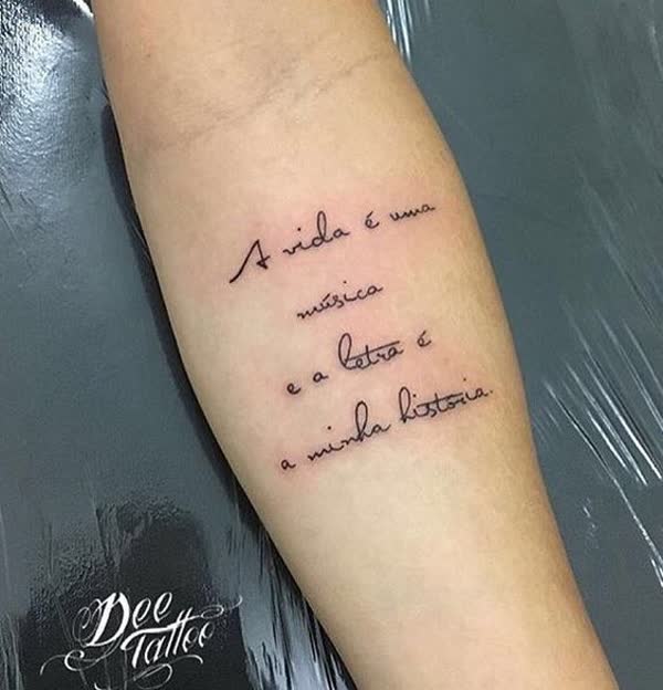 tatuagem de frases lindas no braço feminina