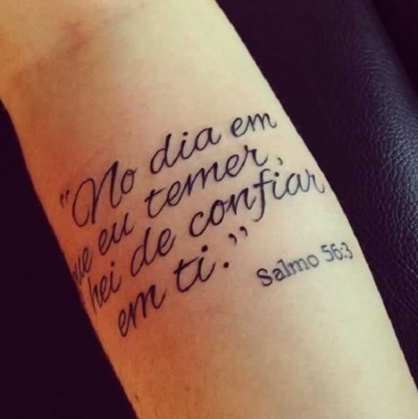 tatuagem de frases no braço feminina de salmo