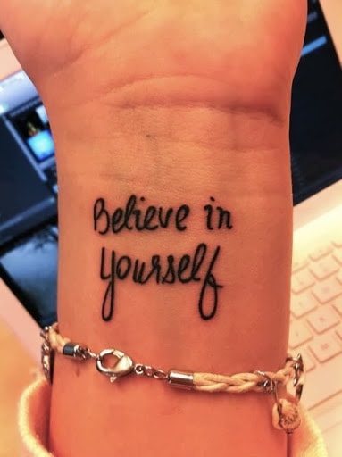 tatuagem de frases no braço feminina acredite