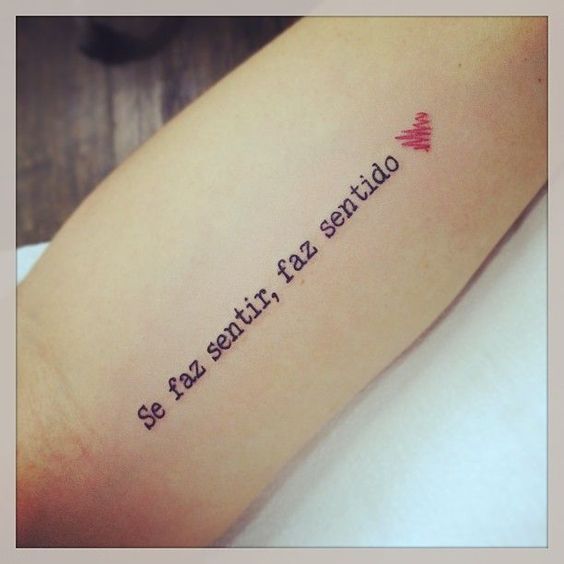 tatuagem de frases no braço feminina bonita