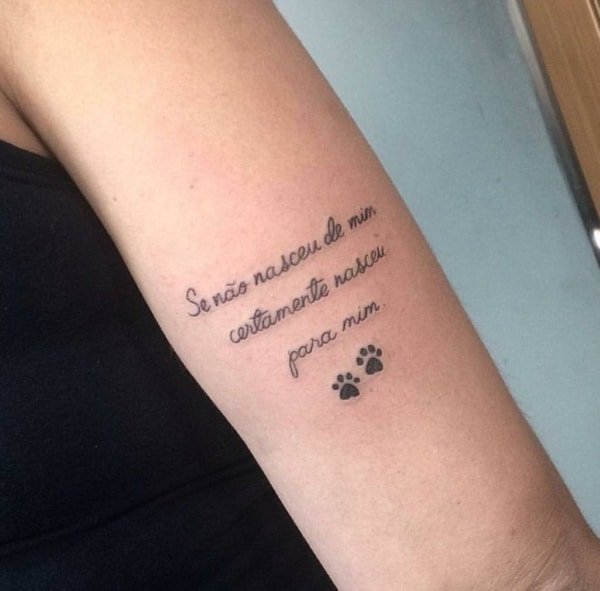 tatuagem de frases no braço feminina de amor