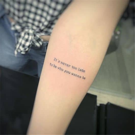 tatuagem de frases no braço feminina delicada