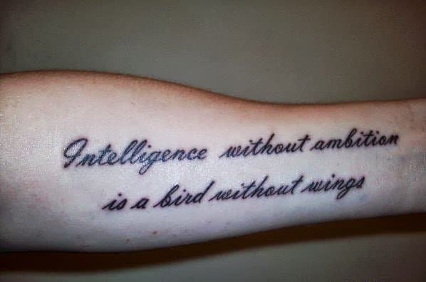 tatuagem de frases no braço feminina grande