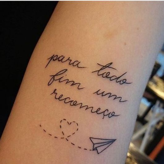 tatuagem de frases no braço feminina inspiradora